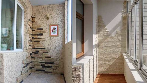 La combinaison des matériaux dans la décoration des balcons et loggias