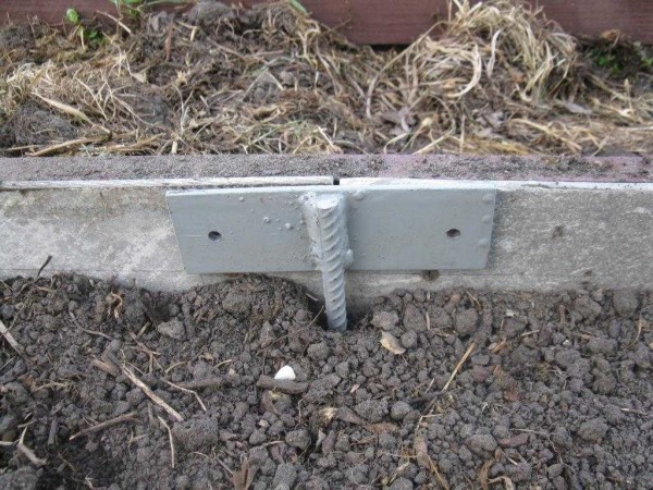 Un morceau de renfort avec une plaque soudée - pour fixer le joint de deux feuilles d'ardoise plate