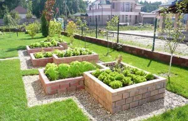 Des lits hauts en brique pour un jardin décoratif
