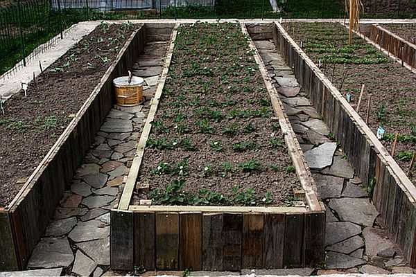 Des planches à découper peuvent également être utilisées pour les côtés des lits hauts