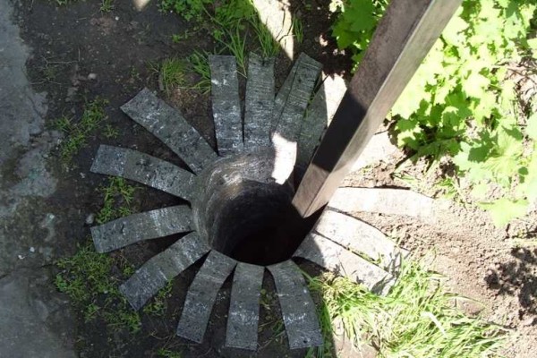 Ainsi, le matériau de toiture a été fixé