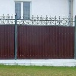 Piliers constitués d'un tuyau métallique rond, des bandes leur sont soudées par l'arrière, auxquelles la feuille est attachée