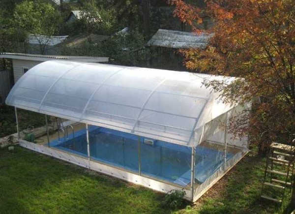 Pour protéger l'eau des débris, un auvent est nécessaire au-dessus de la piscine.