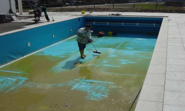 Une grande piscine nécessite un entretien constant