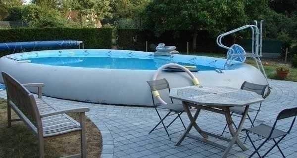 La piscine gonflable peut également être enterrée, ne laissant qu'un anneau sur le dessus