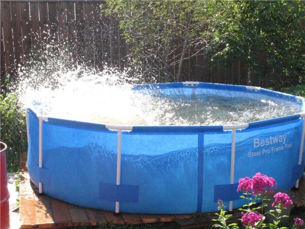 Piscine sur socle en bois