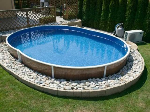 Saupoudrez des galets autour de la piscine pour faciliter la marche et le sable ne se précipite pas dans la zone