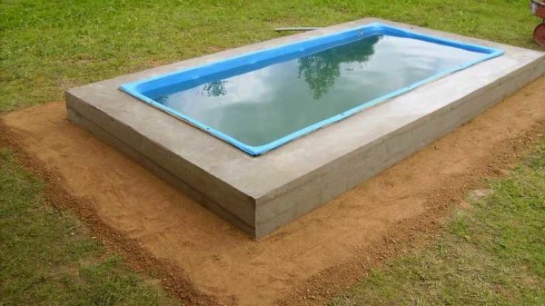 Il y a encore du sable sur le dessus du matériau de toiture
