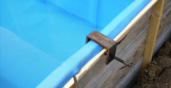 La pince fixe la position du bol lors de la fixation des coins