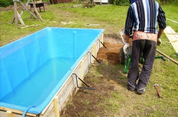Nous fixons les coins autour du périmètre de la piscine