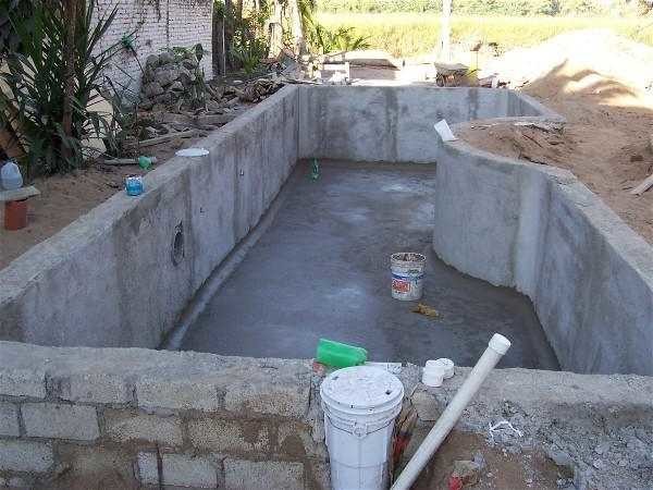 Phase initiale de construction d'une piscine stationnaire