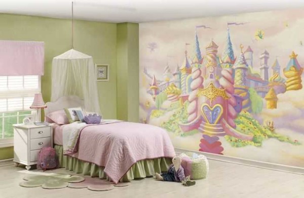 Coller un papier peint photo avec un cadre de dessin animé est une excellente idée pour décorer une chambre d'enfant