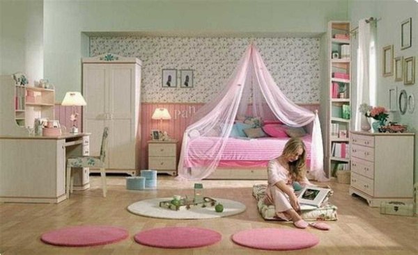 Vous pouvez accrocher du tulle ou de l'organza sur le lit