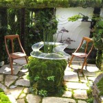 Les pierres moussues sont l'une des dernières tendances en matière de conception de jardins