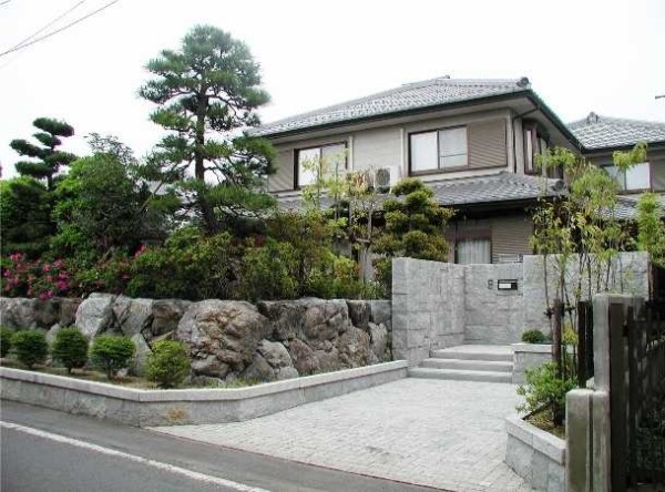 Décoration de style japonais - une abondance de pierres et de conifères intéressants