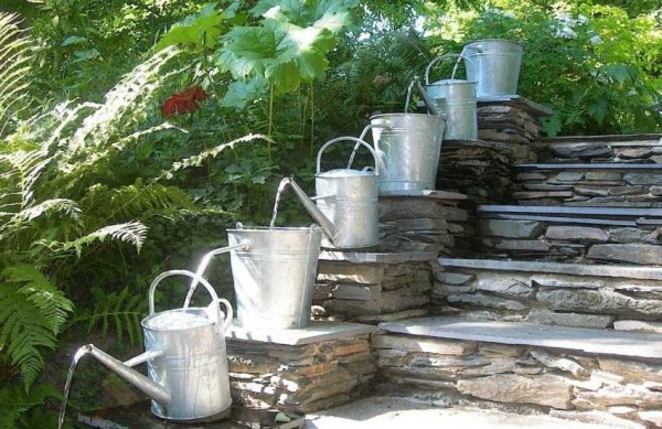 Cascade sur les marches, uniquement dans un design inhabituel