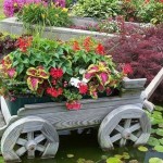 Chariots et roues en bois - éléments traditionnels d'un jardin de style champêtre