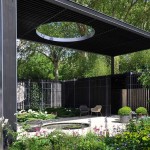 Gazebo insolite: un toit troué illumine un petit étang. Si vous le souhaitez, vous pouvez déplacer les chaises à l'ombre ou au soleil