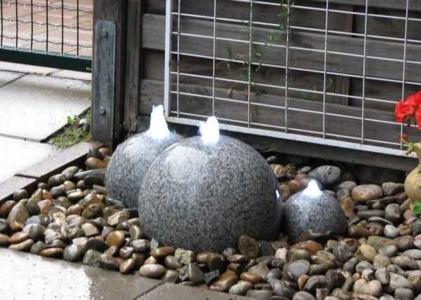 Une telle fontaine n'est pas difficile à fabriquer. L'essentiel est de trouver une pierre appropriée et de percer un trou dedans.