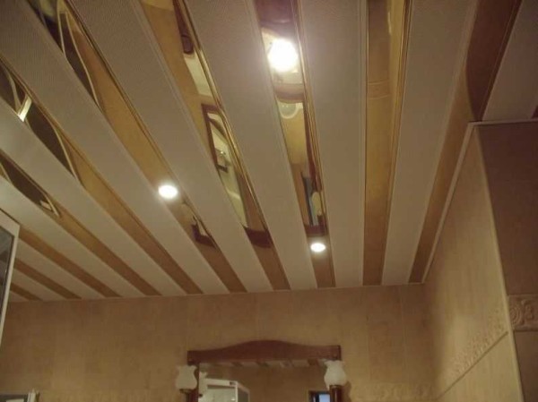 Plafond en rack - l'une des options avec de l'or