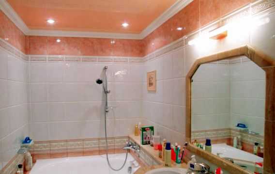 Salle de bain avec garniture rose. L'essentiel est d'attraper le ton