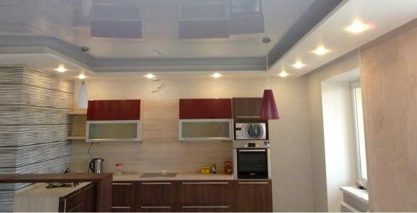 Plafond léger - et la cuisine semble plus spacieuse
