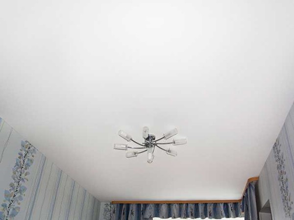 Si vous voulez juste un plafond plat, vous pouvez fabriquer un tissu extensible