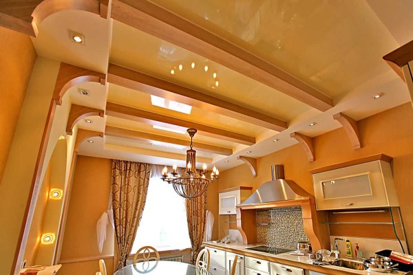 Combinaison de bois et de plafond tendu