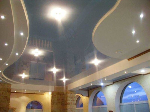 Options de plafond colorées dans le salon