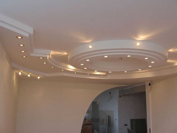 Conception de plafond dans le hall: construction de plaques de plâtre
