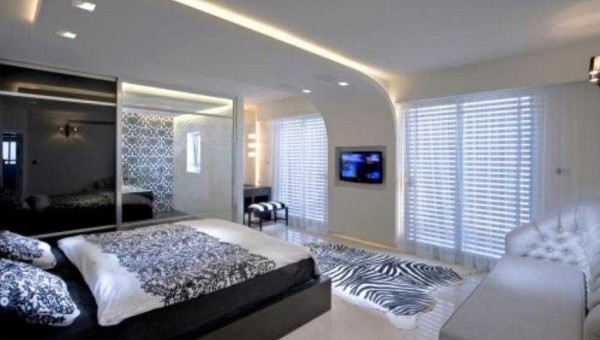 Plafond tendu en tissu avec structure en plaques de plâtre au centre