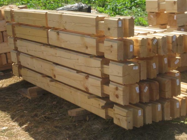 Le bois est plié en pieux ventilés pour qu'il sèche en cours de route