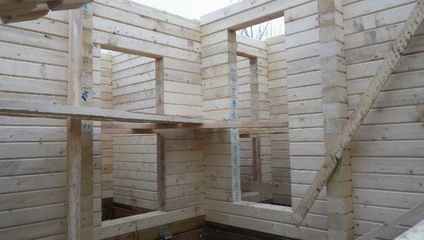 Le blockhaus est assemblé à partir de flans numérotés avec un bol moulé