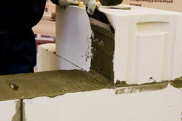 Comment appliquer de la colle sous du béton cellulaire