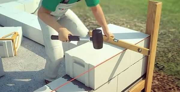 Deux bandes sont clouées sur le côté, auxquelles un lacet est déjà attaché pour battre le niveau de la rangée