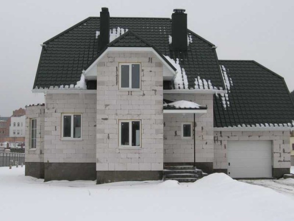 Les fondations nécessaires pour une maison en béton cellulaire sont décidées en fonction du sol du site