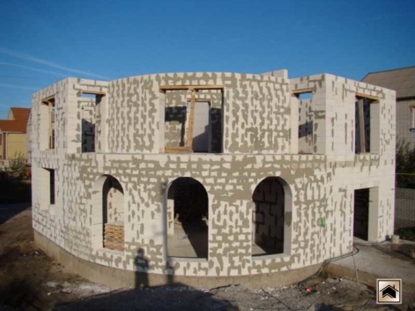 Le béton cellulaire est facile à traiter, ce qui vous permet de construire des maisons de configuration complexe