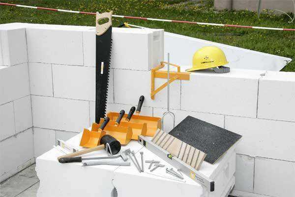 Un ensemble d'outils nécessaires à la construction d'une maison en béton cellulaire