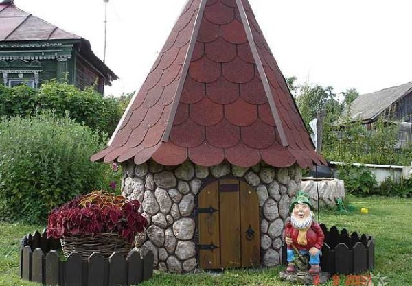 toit décoratif sur le puits