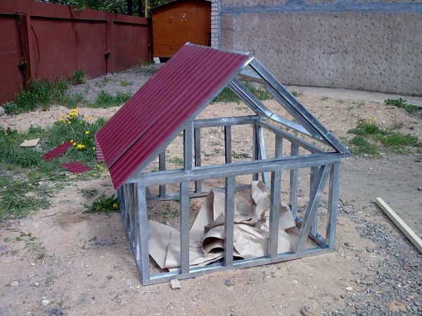 Début de l'installation du toit
