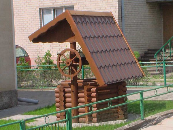 auvent à faire soi-même sur le puits en bois