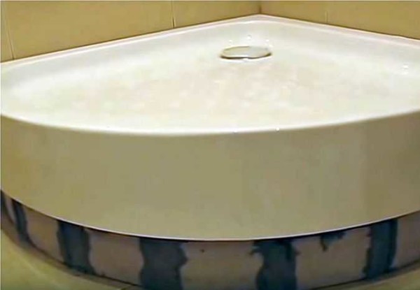 Exemple de receveur de douche installé sur des briques