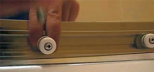 Installer une cabine de douche: suspendre les portes