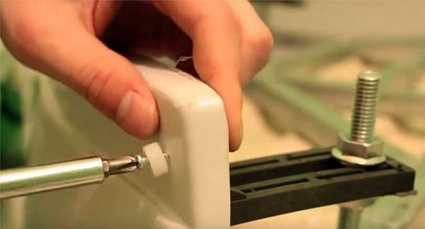 Nous fixons les butées au boîtier