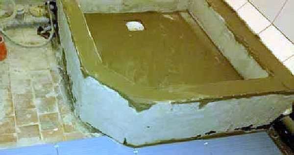 Après le bétonnage, quelques jours plus tard, il a été enduit d'une imperméabilisation à base de ciment (contact avec le béton)