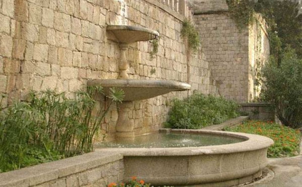 Exécution classique d'une fontaine murale