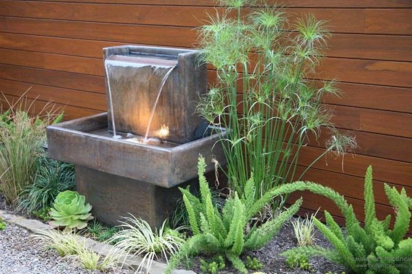 Belle fontaine pour une résidence d'été dans le style du minimalisme ou moderne
