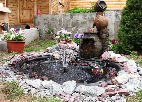 fontaine de style classique dans le pays