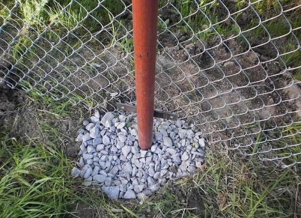 Le moyen le moins cher et néanmoins fiable d'installer la clôture - des colonnes dans un remblai compacté