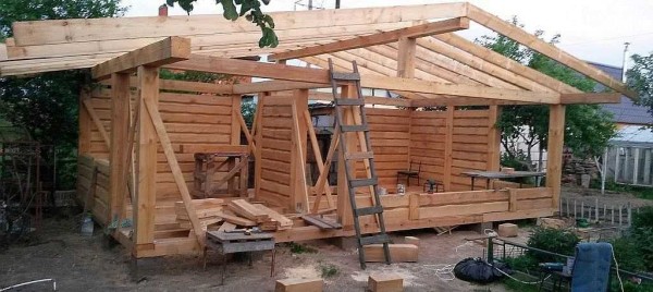 Une fois les murs assemblés, le système de chevrons a été repris